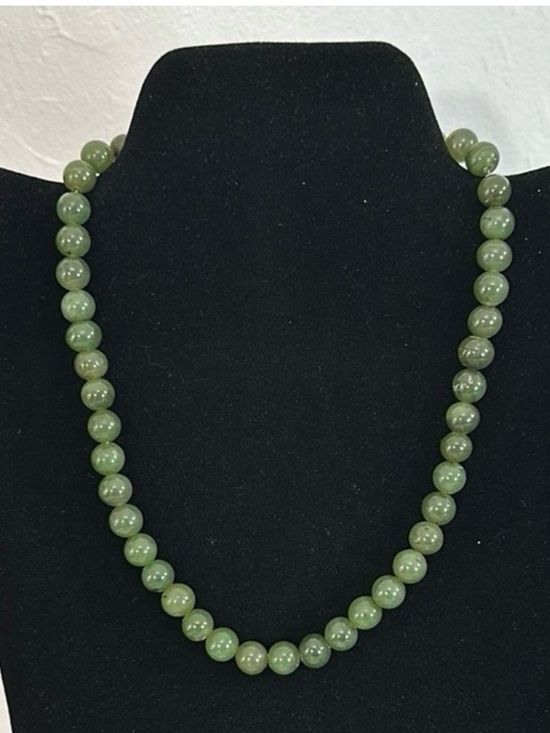 Jewelry - Nephrite Jade Bead With Silver-tone Barrel Clasp Vintage Necklace